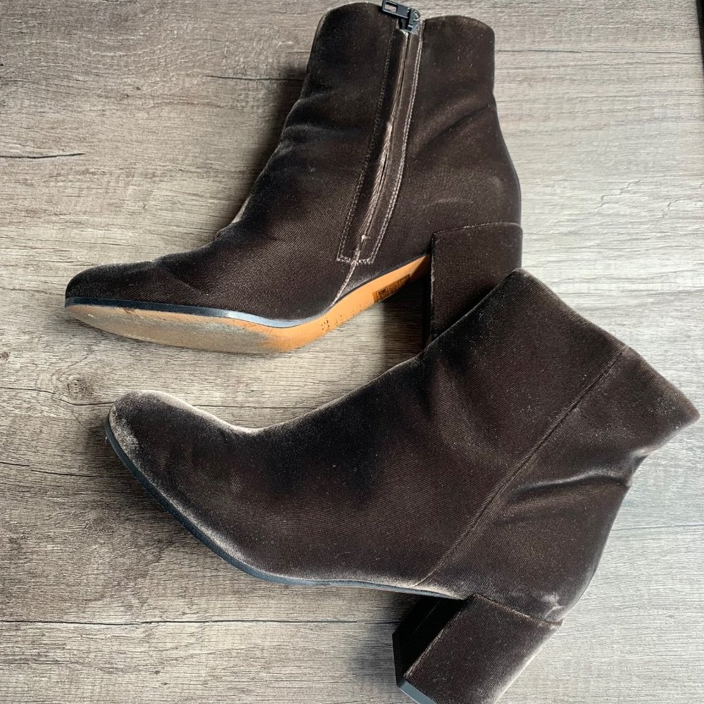 Vince Women's Blakely velvet ankle boots us size 8 - Picture 7 of 11